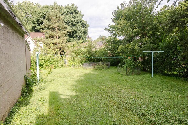 Building Photo - Charming & Spacious Main-Level Apartment Near Downtown