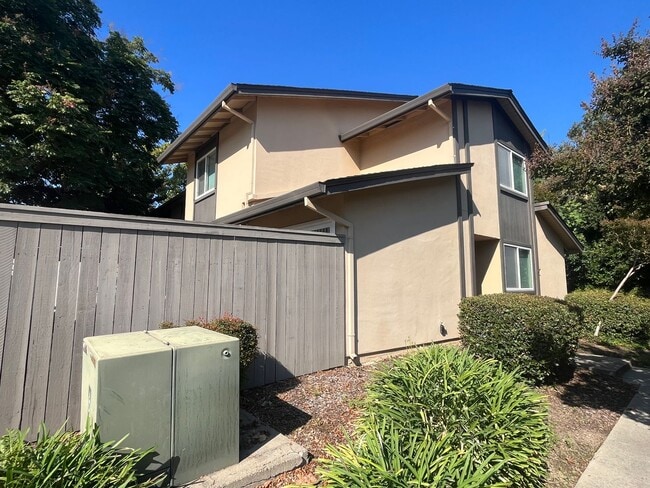Building Photo - Spacious 4bed 2bath home available now!