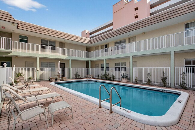 Building Photo - 1450 N Riverside Dr