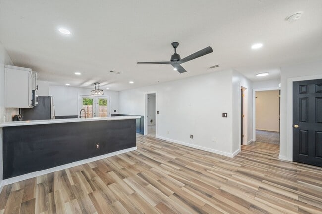 Building Photo - North Crestview Home!