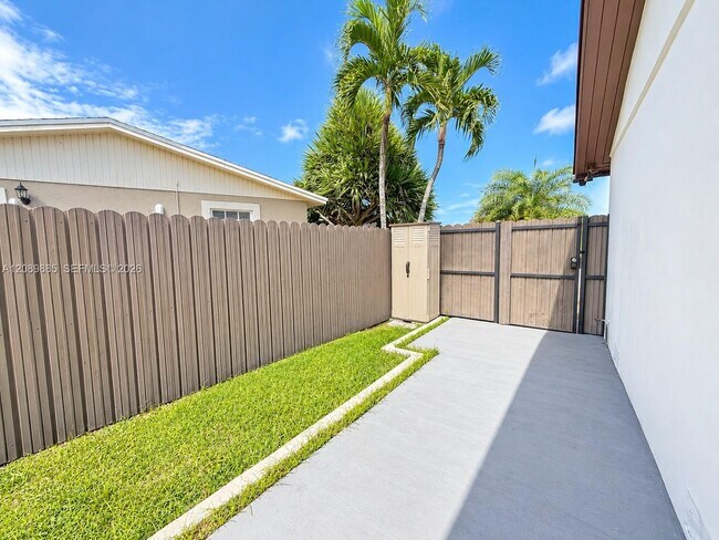 Building Photo - 26770 SW 125th Ave