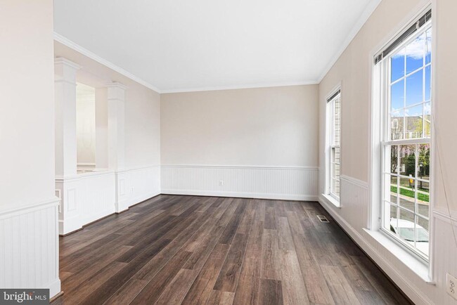 Building Photo - 5036 Greenhouse Terrace