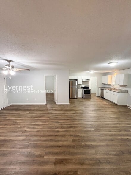 Building Photo - 711 W Creek Cir