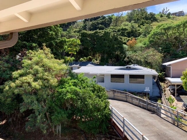 Building Photo - Pauoa Valley- utilities included!