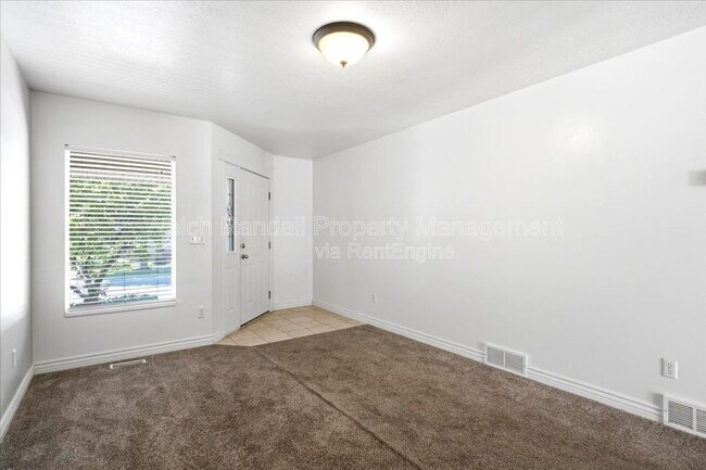 Building Photo - 672 E Clearwater Dr N