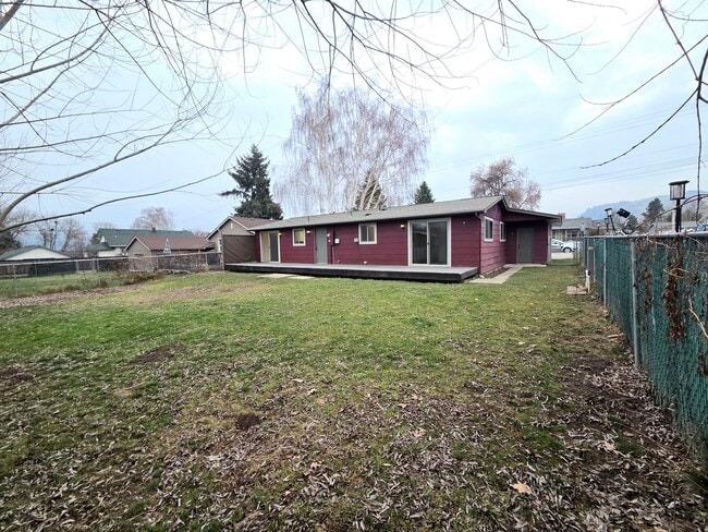 Building Photo - 3-Bedroom Home w/ 2-Car Garage & Fenced-In Backyard!