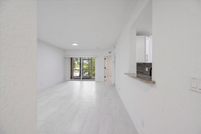 Building Photo - 1165 Golden Lakes Blvd