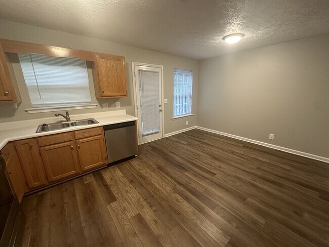 Building Photo - Hamlet Square Townhomes Unit 2410B