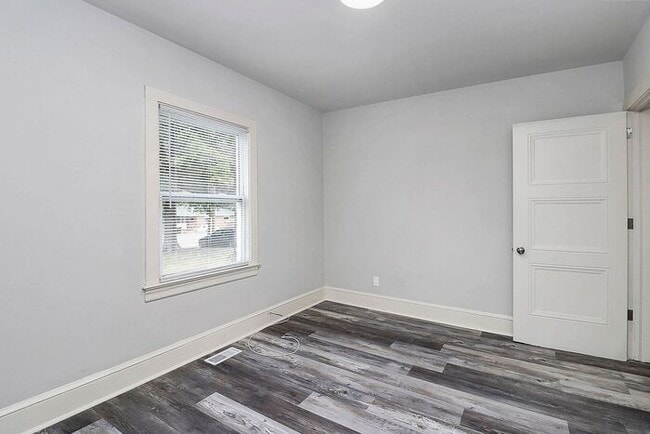 Building Photo - Charming 2BD/1BA Duplex Off West Blvd