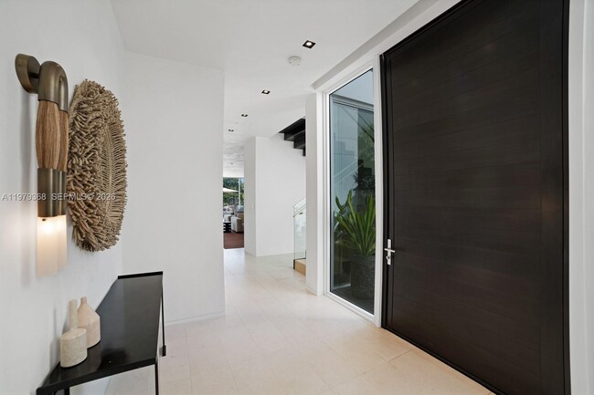 Building Photo - 1051 W 48th St