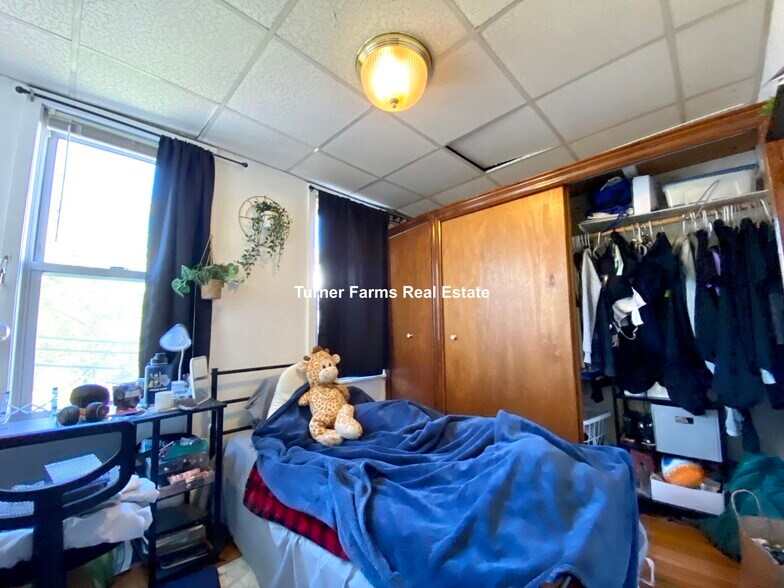 Building Photo - 205 Hillside St