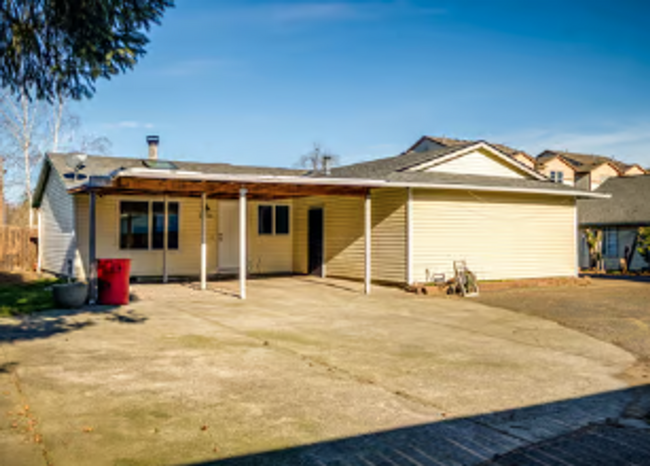 Building Photo - Beautiful Home with huge yard!