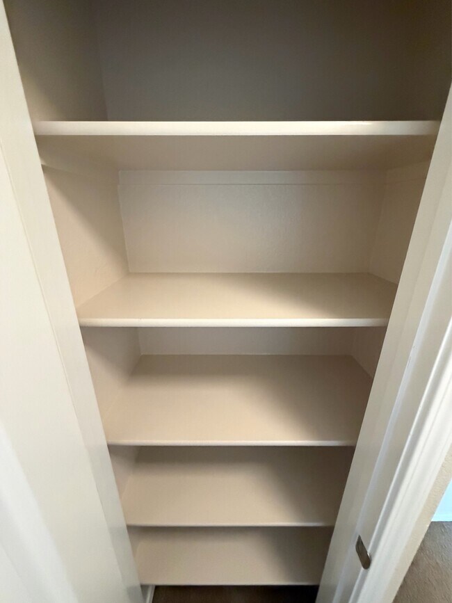 Building Photo - 108 NE Malad Ct