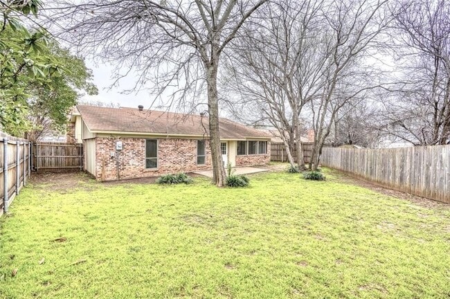 Building Photo - Large single story home in Bedford