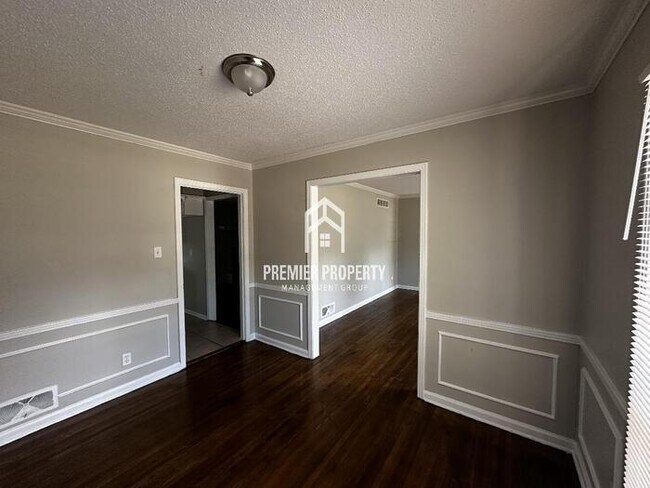 Building Photo - 3044 S Mendenhall Rd