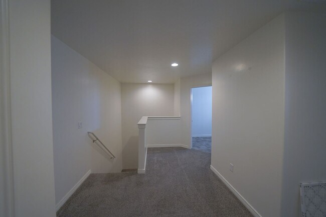 Building Photo - Spacious Townhome for Rent – Prime Location!