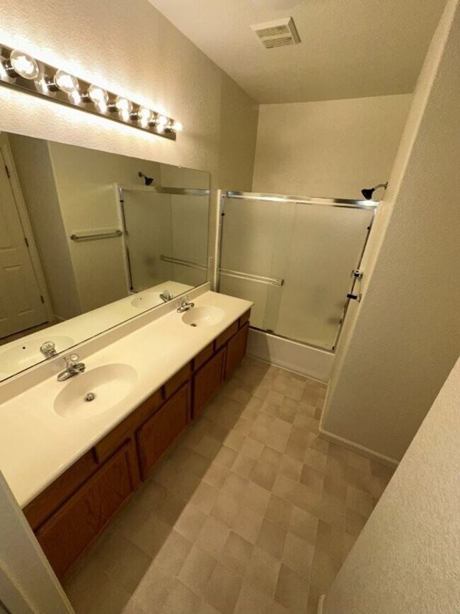 Building Photo - Nor Cal Realty, Inc. - 2 bedroom, 2.5 bath townhouse with 2 car garage