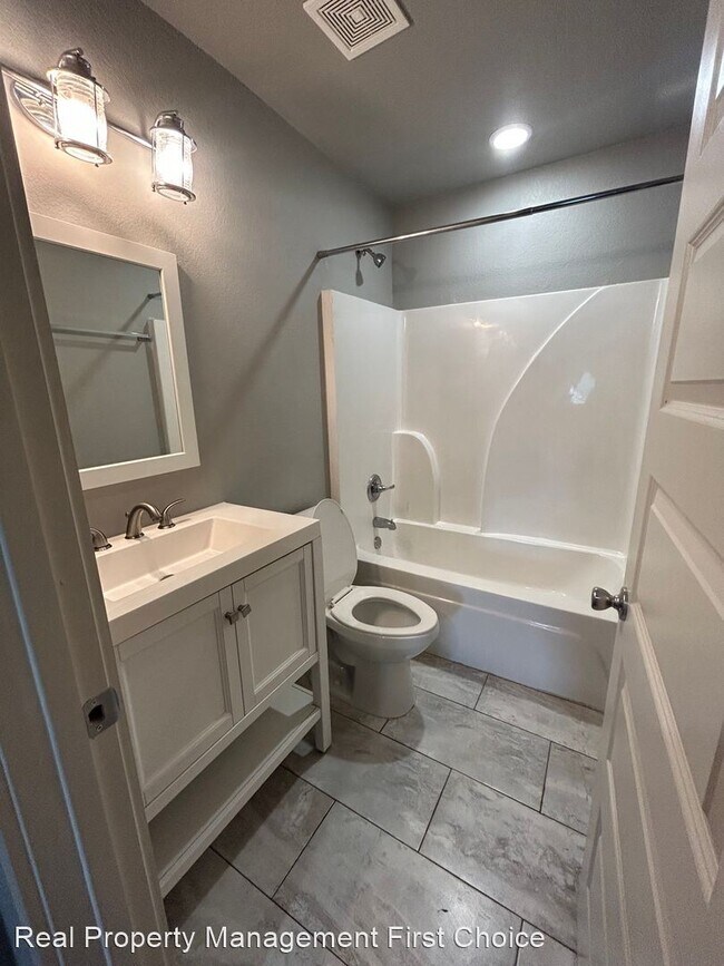 Building Photo - 2 br, 2 bath House - 411 S 18th St. Unit B