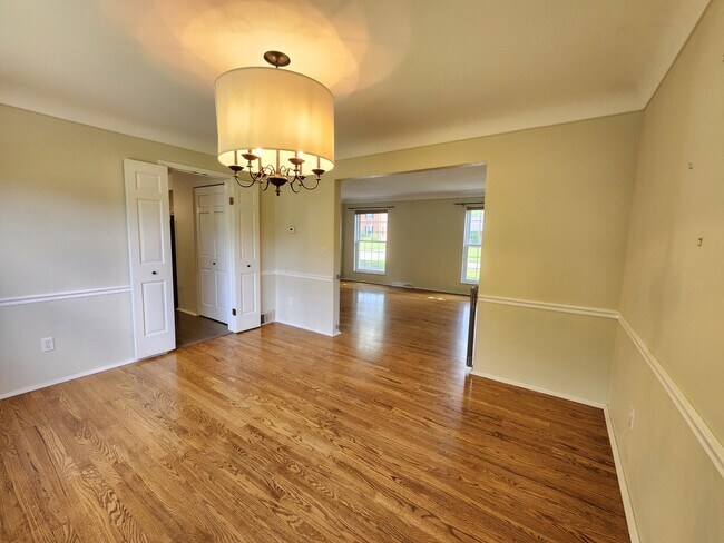 Building Photo - 720 Woodfield Dr