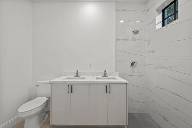 Building Photo - 633 55th St