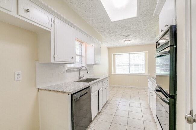 Building Photo - 22818 Canyon Lake Dr