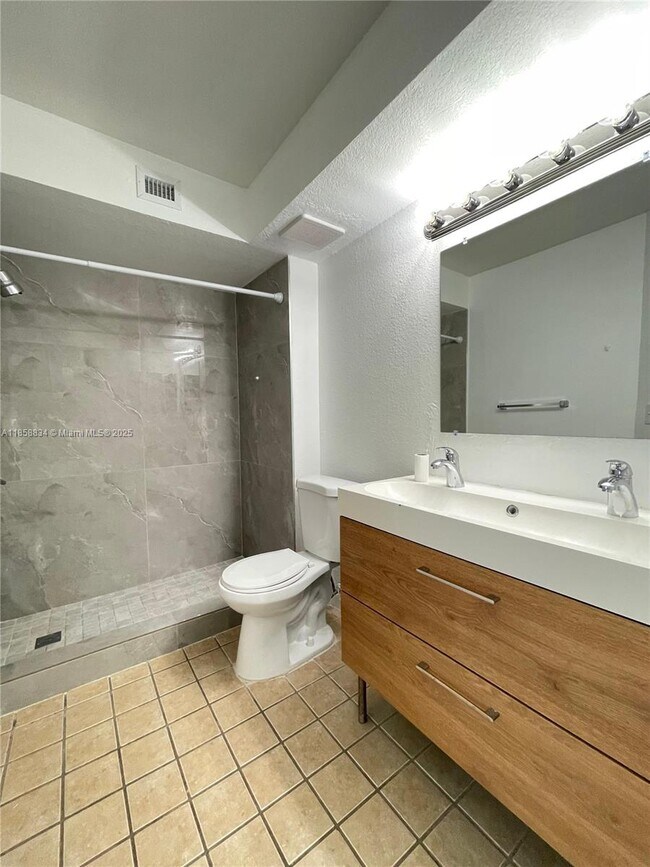 Building Photo - 12400 Vista Isles Dr