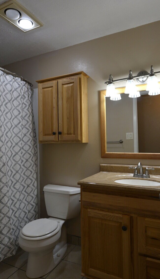 Building Photo - "Spacious 5-Bedroom 3 Bath in the Heart of...