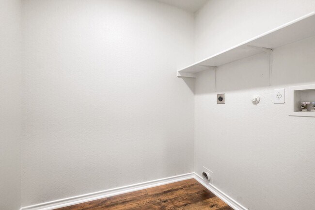 Building Photo - FRESHLY PAINTED  |  OPEN CONCEPT  |  NEAR SCHOOLS & SHOPPING