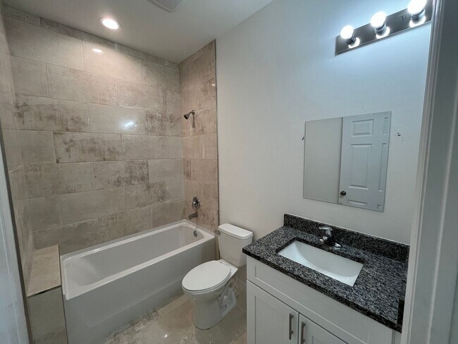 Building Photo - ASK US ABOUT FREE RENT-MOVE IN READY 3/2-L...