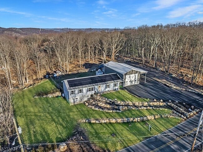 Building Photo - 153 Stag Hill Rd