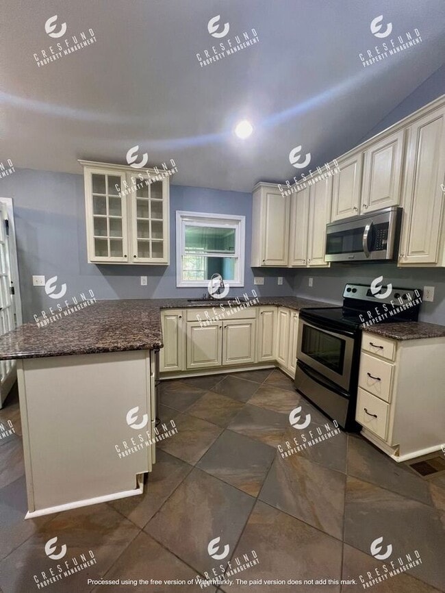 Building Photo - Spacious 3 Bedroom, 2 Bath - AVAILABLE NOW!