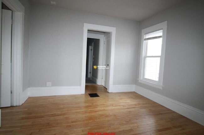 Building Photo - Large refurbished 3 Bedroom Upper