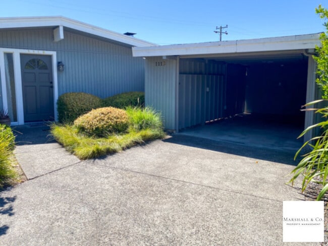 Building Photo - CHARMING 3BR/2BA W/ NEW LAM FLRS, NEW STOV...