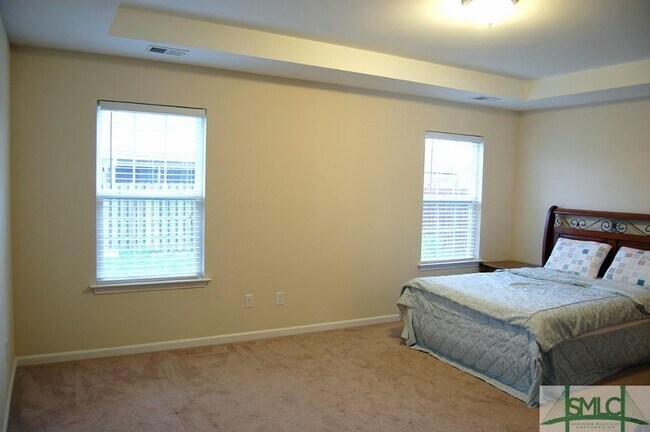 Building Photo - 3 Bedroom/2Bath+Bonus Room & Private Back Yard