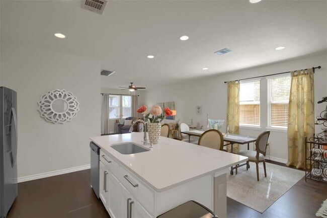 Building Photo - 305 Satsuma Dr
