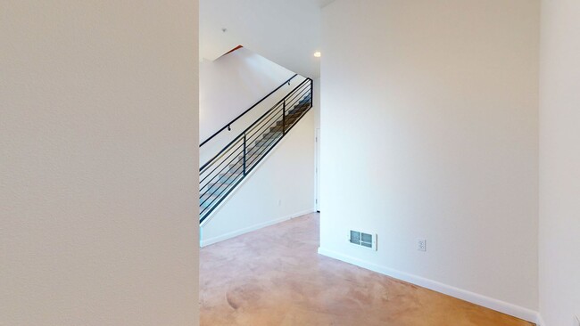 Building Photo - Beautiful Emeryville Townhome Available!