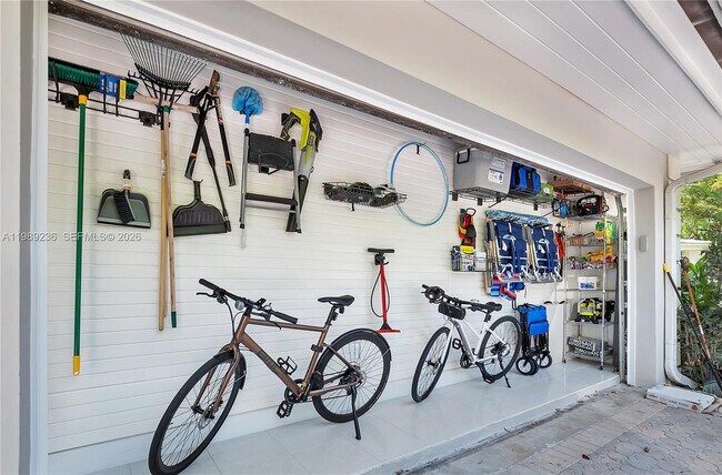 Building Photo - 3425 Alhambra Cir