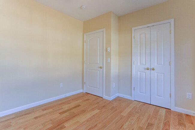 Building Photo - 51 Warner St