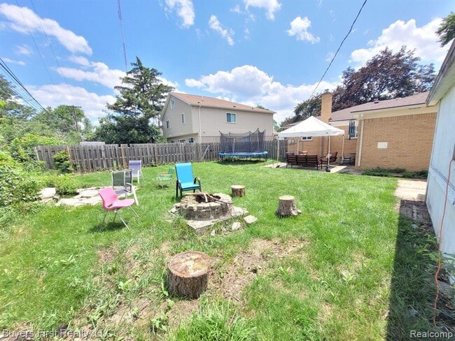 Building Photo - Newly Renovated 7BR – Modern Kitchen + Bath