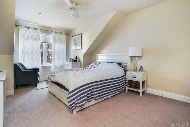 Building Photo - 297 W Post Rd