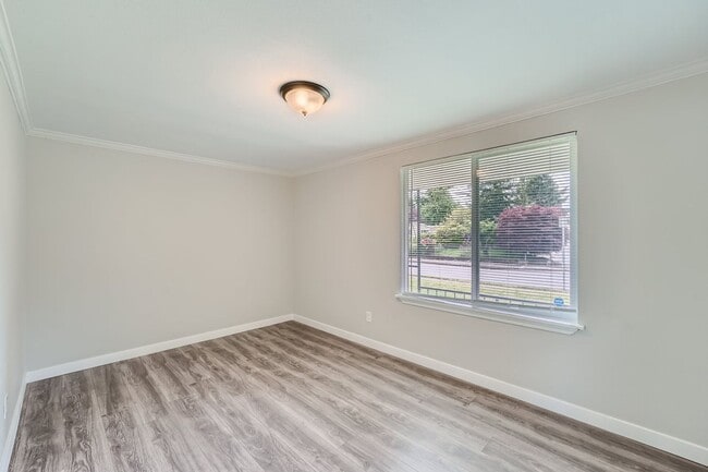 Building Photo - Charming and newly remodeled 4 bed x 2 bat...