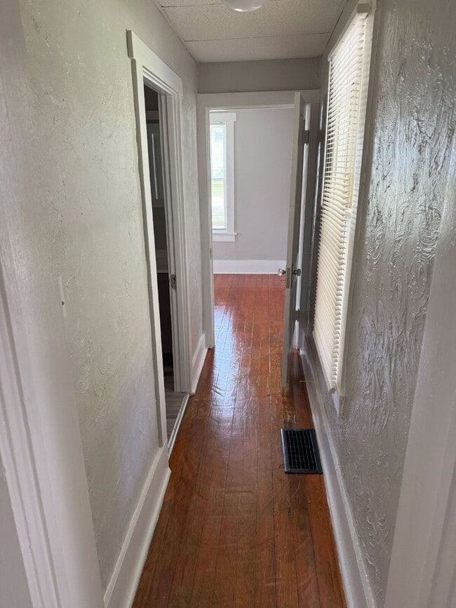 Building Photo - 3 bedroom, 1 bath remodeled home