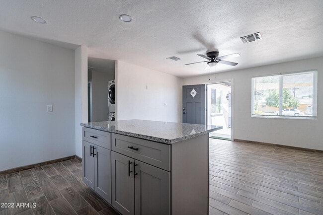 Building Photo - 37 E El Parque Dr