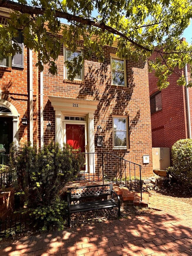Building Photo - 211 Oronoco St