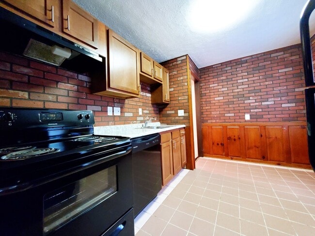 Building Photo - 3 Bed - 1 Bath Colonial for Rent | Complet...