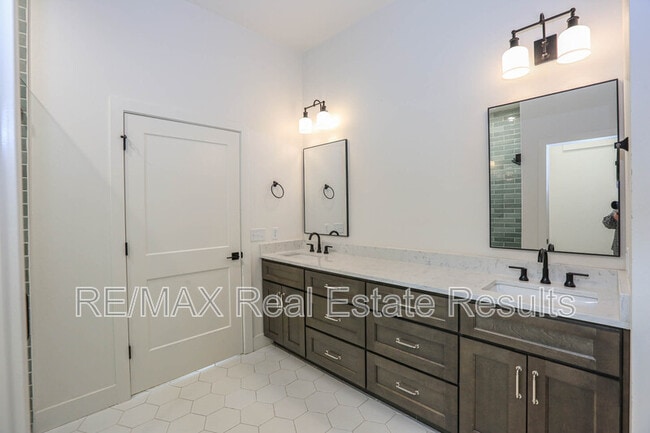 Building Photo - 1809 W Saddlebrook Ln