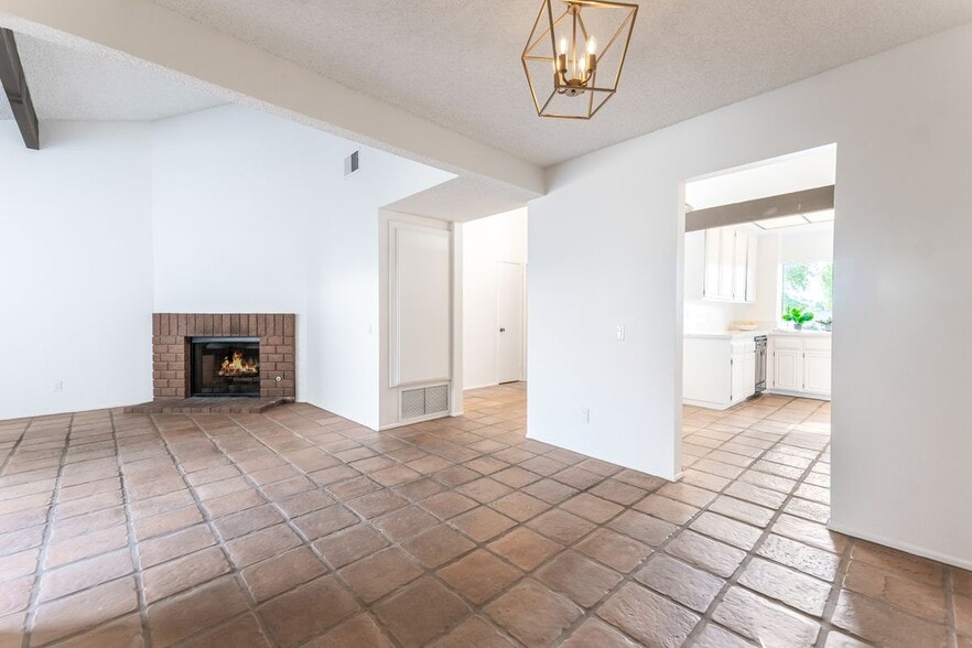 Building Photo - 1964 Olivewood Ct