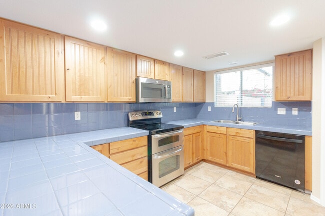 Building Photo - 506 E Utopia Rd