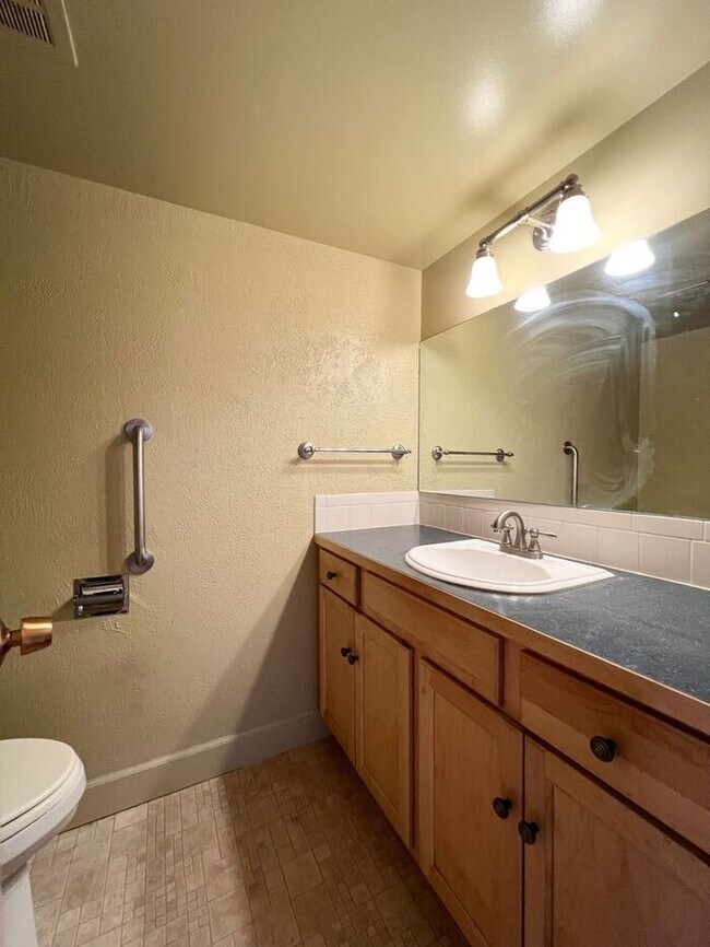 Building Photo - Downtown Fort Collins 2bd/1.5ba Condo with...