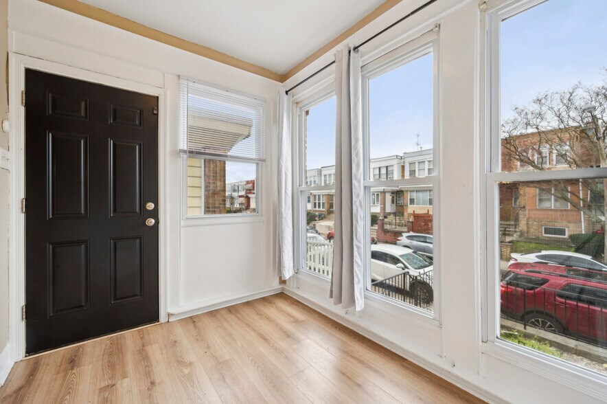 Building Photo - 5122 N Hutchinson St